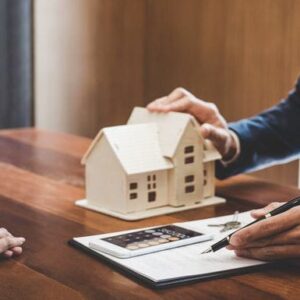 Como tirar morador de casa de leilão?