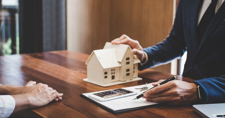Como tirar morador de casa de leilão?