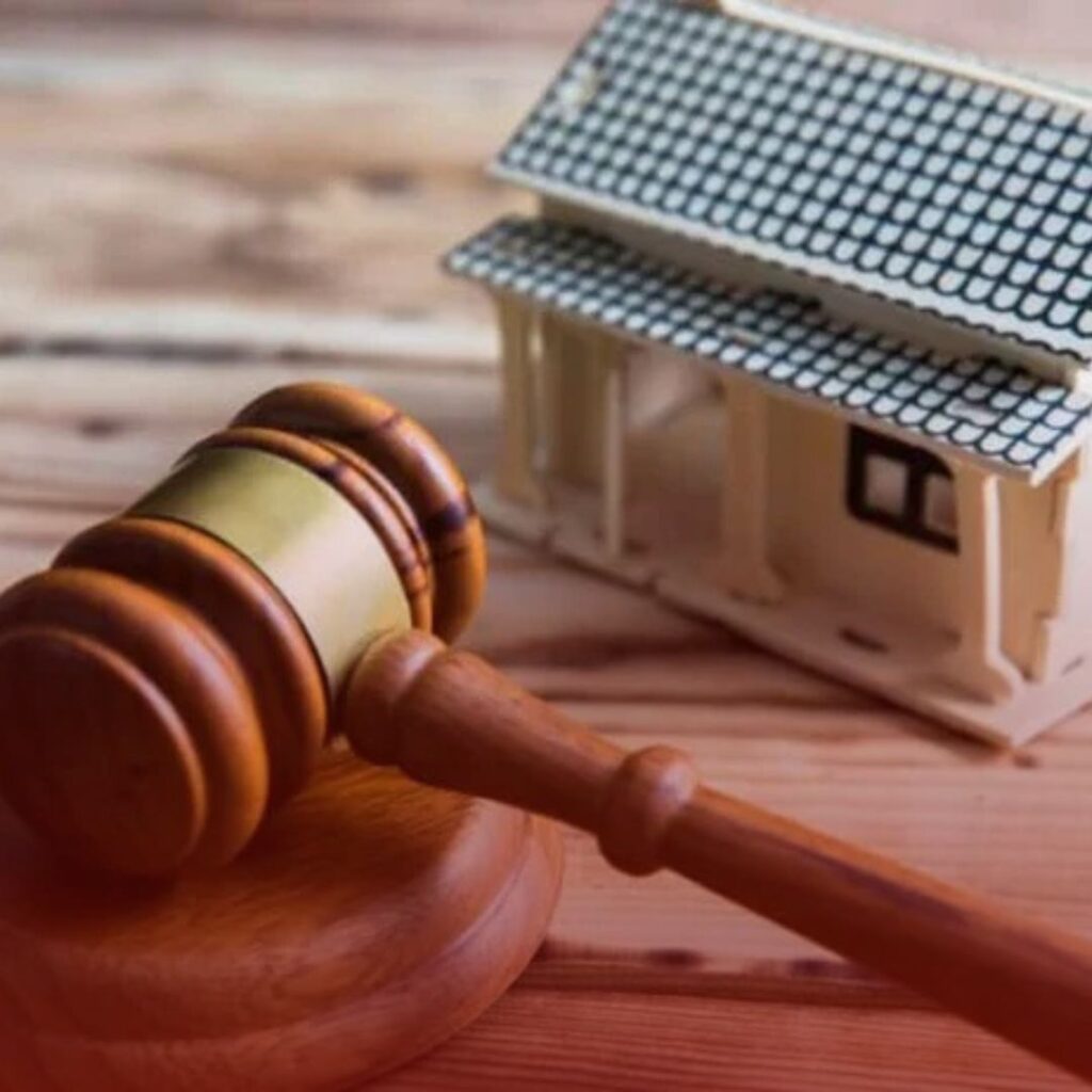 Leilão de Imóvel com Dívidas: É Possível Comprar? Entenda os Riscos e a Legislação